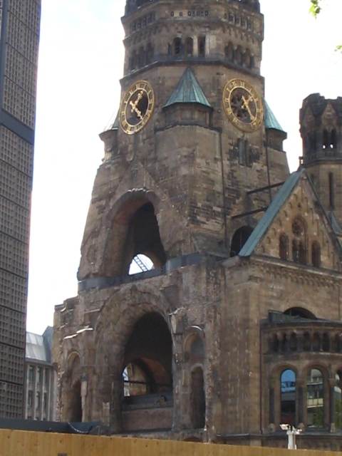 Torre de la iglesia destruida en la guerra, Berlin
